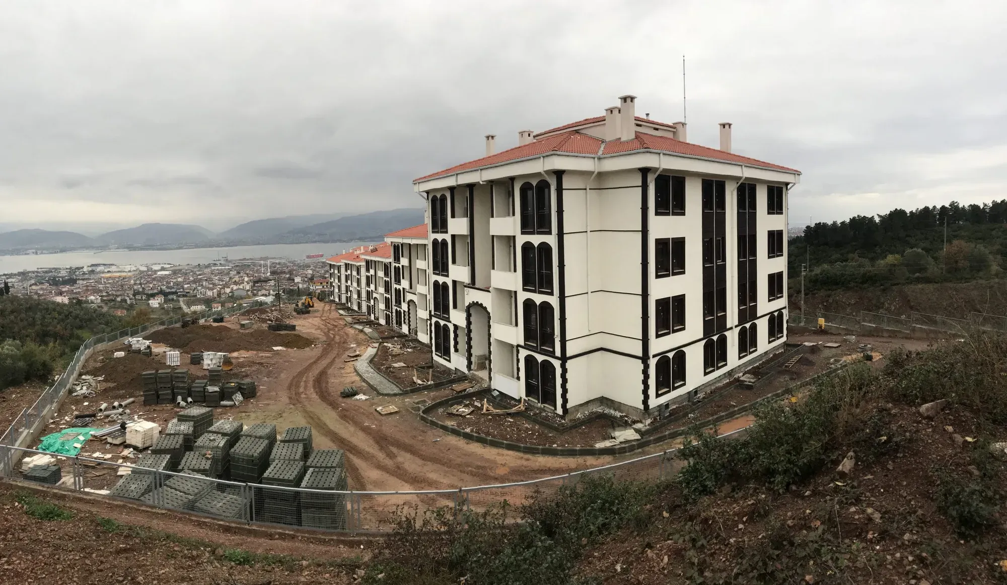Kocaeli İli, Derince İlçesi, 138 Adet Konut, Ticaret Merkezi, Cami ile Adaiçi, Genel Altyapı ve Çevre Düzenlemesi İnşaatı — 20. görsel